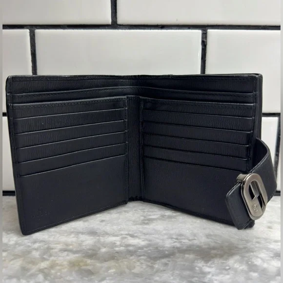 Gucci Black Leather Wallet Crossbody - Silver GG Buckle -
Silver Chain Strap - Picture 3 of 12